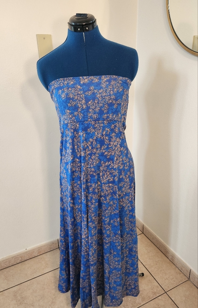 Elegant maxi skirt or sleeveless midi dress.